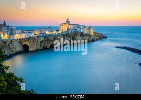 Punta San Francesco con la chiesa di San Francesco. Vieste, Foggia, Puglia, Italia, Europa. Foto Stock