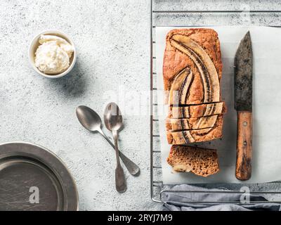 A basso tenore di grassi pane alla banana, copia spazio, vista dall'alto Foto Stock