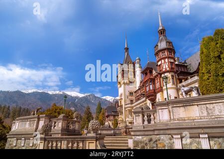 Peles castello torre e montagne, Sinaia, Romania Foto Stock