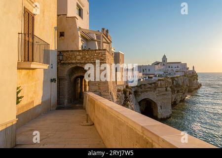 Punta San Francesco con la chiesa di San Francesco. Vieste, Foggia, Puglia, Italia, Europa. Foto Stock