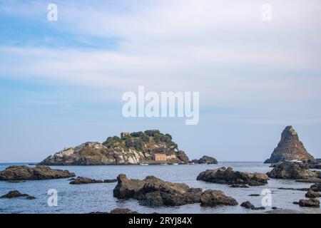 Il paese di Aci Trezza sulla riviera dei Ciclopi Foto Stock