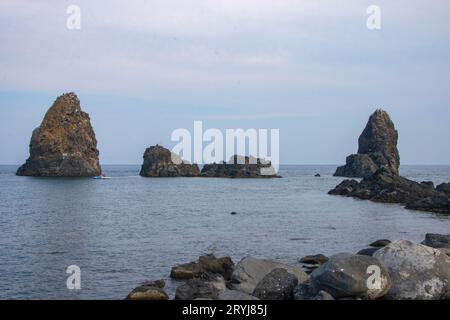 Formazione di rocce laviche al largo della costa di Aci Trezza nella cosiddetta Riviera dei Ciclope Foto Stock