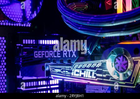 Nova Bana, Slovacchia - 18 marzo 2023 : scheda grafica NVIDIA GeForce RTX 3080 all'interno della torre PC per giochi. GPU nel desktop com Foto Stock