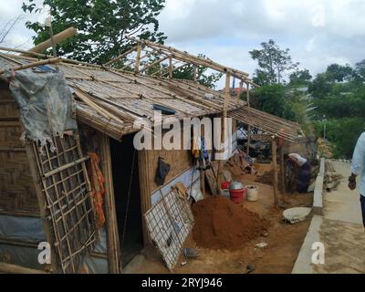 i rifugiati rohingya stanno costruendo tende Foto Stock