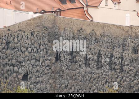 Ripresa ad angolo alto della parete ruvida dei giardini di Wallenstein a Praga, Repubblica Ceca Foto Stock