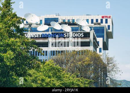 Netflix su Sunset Boulevard a Hollywood Los Angeles USA accanto ai Sunset Bronson Studios. Foto Stock