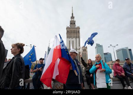 Varsavia, Mazovia, Polonia. 1 ottobre 2023. Persone sedute di fronte al Palazzo della Cultura e della Scienza con bandiere UE e polacche. (Immagine di credito: © Alexander Clegg/ZUMA Press Wire) SOLO USO EDITORIALE! Non per USO commerciale! Foto Stock