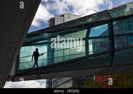 Una persona nella transizione della sede centrale di Uniper se, Duesseldorf, Germania, Europa Foto Stock