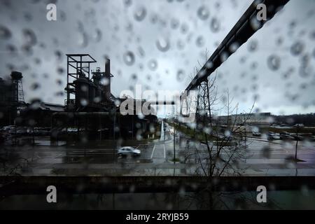 Impianto industriale di Phoenix West in disuso con altoforno 5 sotto la pioggia, Hoerde, Dortmund, Germania Foto Stock