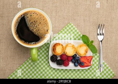 Frittelle al formaggio europeo di quark con frutta Foto Stock