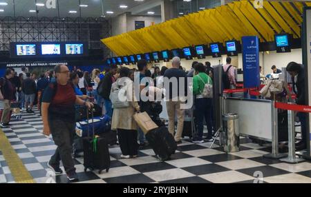 Sao Paulo SP, 10/01/2023 - Aeroporto/Congonhas/SP Sao Paulo SP, 10/01/2023 - Aeroporto/Congonhas/SP - Aena, un operatore spagnolo inizierà a gestire l'Aeroporto di Congonhas al posto di Infraero dal 17 ottobre. Il concessionario ha acquistato l'aeroporto Congonhas e altri aeroporti in Brasile il 28 marzo. Nelle immagini, il movimento nella lobby dell'Aeroporto Congonhas nel sud di San Paolo, la mattina di questa domenica 1 ottobre. Foto: Marco Ambrosio/ATO Press Sao Paulo SP, 10/01/2023 - Aeroporto/Congonhas/SP Sao Paulo Brasil Copyright: XMarcoxAmbrosio/AtoxPressx credito: Imago/Alamy Live News Foto Stock