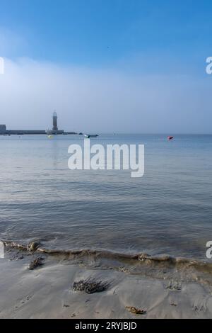 Spiaggia di samil in una giornata nebbiosa Foto Stock