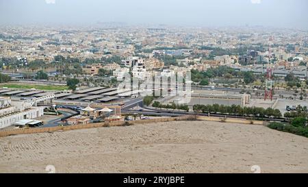 Panorama della città del Kuwait, caldo giorno d'estate Foto Stock