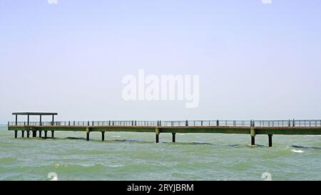 Lungo molo di legno vuoto sulla costa marina del Kuwait Foto Stock