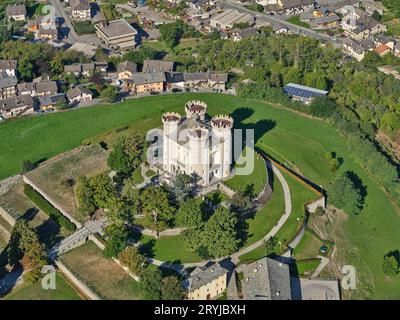VISTA AEREA. Aymavilles Castle. Aymavilles, Valle d'Aosta, Italia. Foto Stock