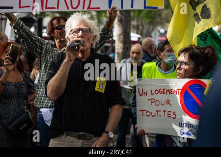 Jean-Baptiste Eyraud, il presidente dell'associazione DAL ( Droit Au Logement), ha visto parlare al pubblico durante la manifestazione contro la speculazione immobiliare. A Place du Chatelet, a Parigi, si sono svolte dimostrazioni per ridurre la domanda di affitti, di prezzi dell'energia e di alloggi più accessibili in Francia. Centinaia di persone si sono riunite per protestare contro la speculazione immobiliare, la crisi abitativa, la legge Darmanin e la legge Kasbarian. Foto Stock