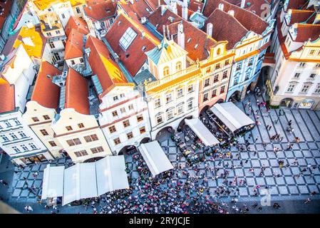 PRAGA - 26 SETTEMBRE 2019: Vista aerea delle case storiche in Piazza della Città Vecchia con tende ristorante giardino e molti turisti. Edifici residenziali colorati con tetti rossi. Praga, Repubblica Ceca. Foto Stock