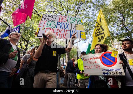 Parigi, Francia. 30 settembre 2023. Jean-Baptiste Eyraud, il presidente dell'associazione DAL ( Droit Au Logement), ha visto parlare al pubblico durante la manifestazione contro la speculazione immobiliare. A Place du Chatelet, a Parigi, si sono svolte dimostrazioni per ridurre la domanda di affitti, di prezzi dell'energia e di alloggi più accessibili in Francia. Centinaia di persone si sono riunite per protestare contro la speculazione immobiliare, la crisi abitativa, la legge Darmanin e la legge Kasbarian. (Foto di Telmo Pinto/SOPA Images/Sipa USA) credito: SIPA USA/Alamy Live News Foto Stock