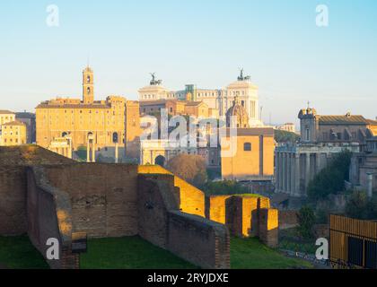 Antiche rovine del foro e monumento a Vittorio Emanuele II in una giornata invernale a Roma, Italia Foto Stock