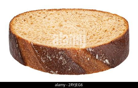 Fetta di pane di segale isolata su fondo bianco, profondità di campo completa Foto Stock