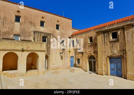 Una piazza di fronte ad un edificio governativo vicino all'Église Saint Dominique nella vecchia cittadella di Bonifacio, Corsica, luglio 2016 Foto Stock