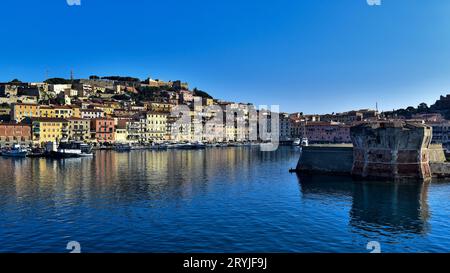 Portoferraio all'Elba, arrivando da Bastia, Corsica, con un traghetto la mattina presto. Elba, Italia, luglio 2012 Foto Stock