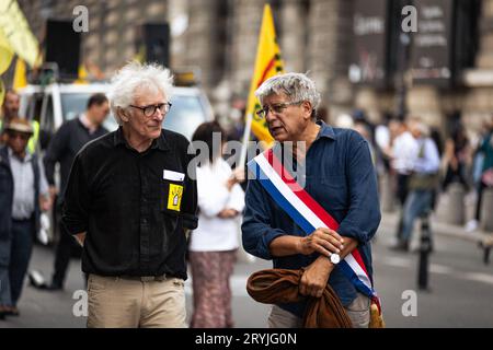 Parigi, Francia. 30 settembre 2023. Jean-Baptiste Eyraud, presidente dell'associazione DAL ( Droit Au Logement), e Ãccia Coquerel, vice del gruppo NUPES, visti durante la manifestazione contro la speculazione immobiliare. A Place du Chatelet, a Parigi, si sono svolte dimostrazioni per ridurre la domanda di affitti, di prezzi dell'energia e di alloggi più accessibili in Francia. Centinaia di persone si sono riunite per protestare contro la speculazione immobiliare, la crisi abitativa, la legge Darmanin e la legge Kasbarian. (Immagine di credito: © Telmo Pinto/SOPA Images via ZUMA Press Wire) SOLO PER USO EDITORIALE! Non per USO commerciale! Foto Stock