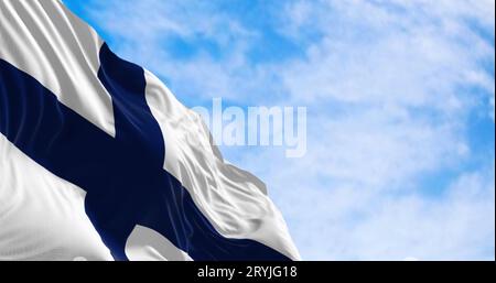 La bandiera nazionale della Finlandia che sventola nel vento in una giornata limpida. Foto Stock