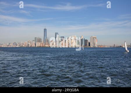 Splendida foto dei grattacieli di Manhattan contro l'oceano blu a New York Foto Stock