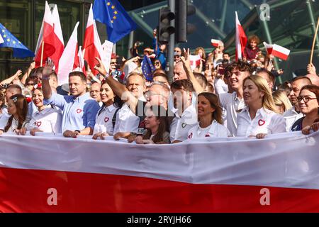Varsavia, Polonia. 1 ottobre 2023. Il leader polacco dell'opposizione Donald Tusk partecipa alla "marcia del milione di cuori" organizzata dalla Coalizione Civica (KO) a Varsavia, in Polonia, il 1° ottobre 2023. La più grande manifestazione degli ultimi anni in Polonia ha riunito persone per protestare contro il governo conservatore polacco due settimane prima delle elezioni generali. (Immagine di credito: © Beata Zawrzel/ZUMA Press Wire) SOLO USO EDITORIALE! Non per USO commerciale! Foto Stock