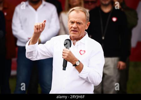 Varsavia, Polonia. 1 ottobre 2023. Il leader polacco dell'opposizione Donald Tusk partecipa alla "marcia del milione di cuori" organizzata dalla Coalizione Civica (KO) a Varsavia, in Polonia, il 1° ottobre 2023. La più grande manifestazione degli ultimi anni in Polonia ha riunito persone per protestare contro il governo conservatore polacco due settimane prima delle elezioni generali. (Immagine di credito: © Beata Zawrzel/ZUMA Press Wire) SOLO USO EDITORIALE! Non per USO commerciale! Foto Stock
