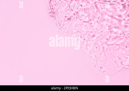 Consistenza in acqua astratta rosa con ondulazioni e onde Foto Stock
