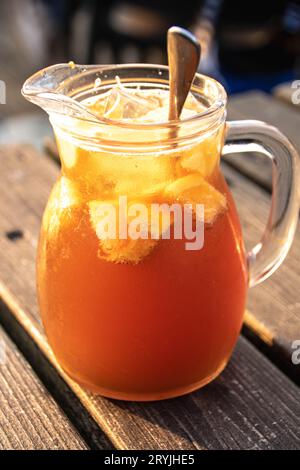 Barattolo di sangria tradizionale preparato con vino bianco e frutta Foto Stock