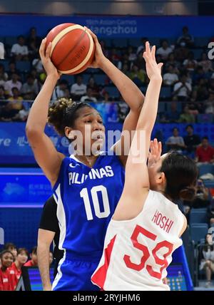 Hangzhou, Cina. 1 ottobre 2023. Jack Daniel Animam della squadra di basket femminile delle Filippine e Anri Hoshi della squadra di basket femminile del Giappone hanno visto in azione durante i 19 Giochi asiatici 2023 Women's Basketball Preliminary Round Group B match tra Filippine e Giappone al Hangzhou Olympic Sports Centre Gymnasium. Punteggio finale Giappone 96:59 Filippine. Credito: SOPA Images Limited/Alamy Live News Foto Stock