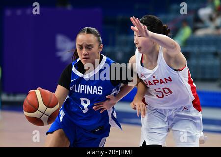 Hangzhou, Cina. 1 ottobre 2023. Louna Ozar (L) della squadra di basket femminile delle Filippine e Anri Hoshi (R) della squadra di basket femminile giapponese vista in azione durante i XIX Giochi asiatici 2023 Women's Basketball Preliminary Round Group B match tra Filippine e Giappone al Hangzhou Olympic Sports Centre Gymnasium. Punteggio finale Giappone 96:59 Filippine. Credito: SOPA Images Limited/Alamy Live News Foto Stock