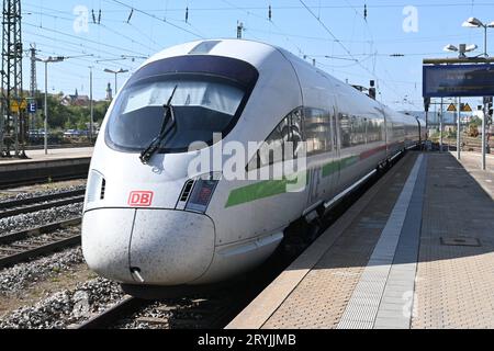 DB Deutsche Bahn. Zugverspätung von ICE 2508, Intercity Express von Passau nach Dortmund am Hauptbahnhof Regensburg *** DB Deutsche Bahn ritardo del treno ICE 2508, Intercity Express da Passau a Dortmund alla stazione centrale di Ratisbona credito: Imago/Alamy Live News Foto Stock