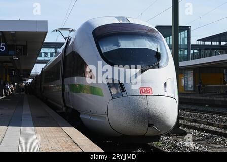 DB Deutsche Bahn. Zugverspätung von ICE 2508, Intercity Express von Passau nach Dortmund am Hauptbahnhof Regensburg *** DB Deutsche Bahn ritardo del treno ICE 2508, Intercity Express da Passau a Dortmund alla stazione centrale di Ratisbona credito: Imago/Alamy Live News Foto Stock