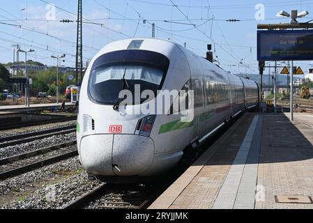 DB Deutsche Bahn. Zugverspätung von ICE 2508, Intercity Express von Passau nach Dortmund am Hauptbahnhof Regensburg *** DB Deutsche Bahn ritardo del treno ICE 2508, Intercity Express da Passau a Dortmund alla stazione centrale di Ratisbona credito: Imago/Alamy Live News Foto Stock