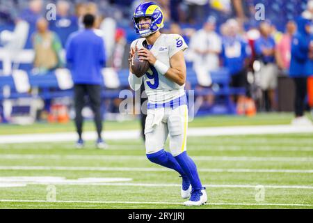 Indianapolis, Indiana, USA. 1 ottobre 2023. Il quarterback dei Los Angeles Rams Matthew Stafford (9) passa il pallone durante la pre-partita della NFL contro gli Indianapolis Colts a Indianapolis, Indiana. John Mersits/CSM/Alamy Live News Foto Stock