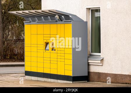 Stazione di prelievo dei pacchi gialli sulla strada Foto Stock