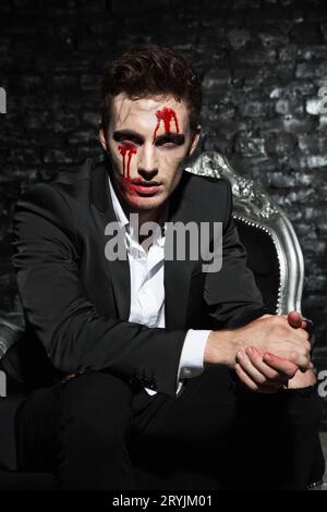 Ritratto di un uomo d'affari serio e bello con trucco di halloween Foto Stock