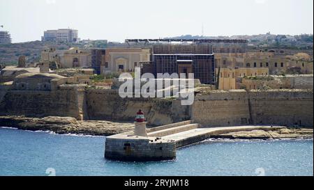 Faro di Ricasoli Breakwater, Grand Harbour, la Valletta, Malta. Torre in muratura con lanterna rossa costruita nel 1908. Il set del sequel di Gladiator 2. Foto Stock