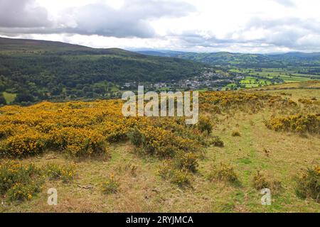 Vista di Doreen da Caer Drewyn Hillfort, Galles Foto Stock