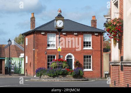 Bishop's Waltham, Hampshire, Inghilterra, Regno Unito, vista sulla strada di St George's Square e orologio nella storica città mercato, in una giornata di sole Foto Stock