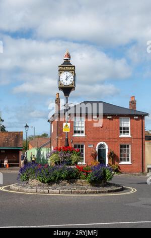 Bishop's Waltham, Hampshire, Inghilterra, Regno Unito, vista sulla strada di St George's Square e orologio nella storica città mercato, in una giornata di sole Foto Stock