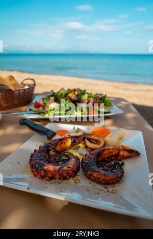 Tentacoli di polpo grigliati e insalata con cozze. Foto Stock