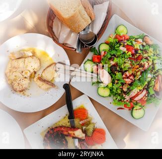 Tentacoli di polpo grigliati, pesce e insalata con cozze. Foto Stock