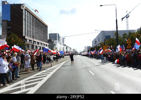 Polonia, Varsavia, 1 ottobre 2023: Il partito di opposizione po Platforma Obywatelska (piattaforma civile) conduce una marcia di milioni di cuori prima delle elezioni parlamentari nazionali. Folle massicce si uniscono alla protesta. ©Jake Ratz Foto Stock