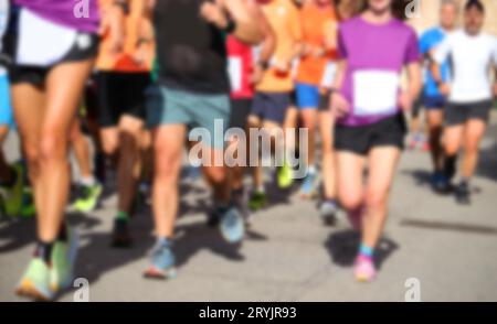 intenzionalmente fuori fuoco molti corridori durante la gara sono ideali come sfondo dello sport Foto Stock