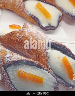 Cannoli siciliani a base di formaggio di pecora e una striscia di scorza d'arancia candita dolce tipico d'Italia Foto Stock